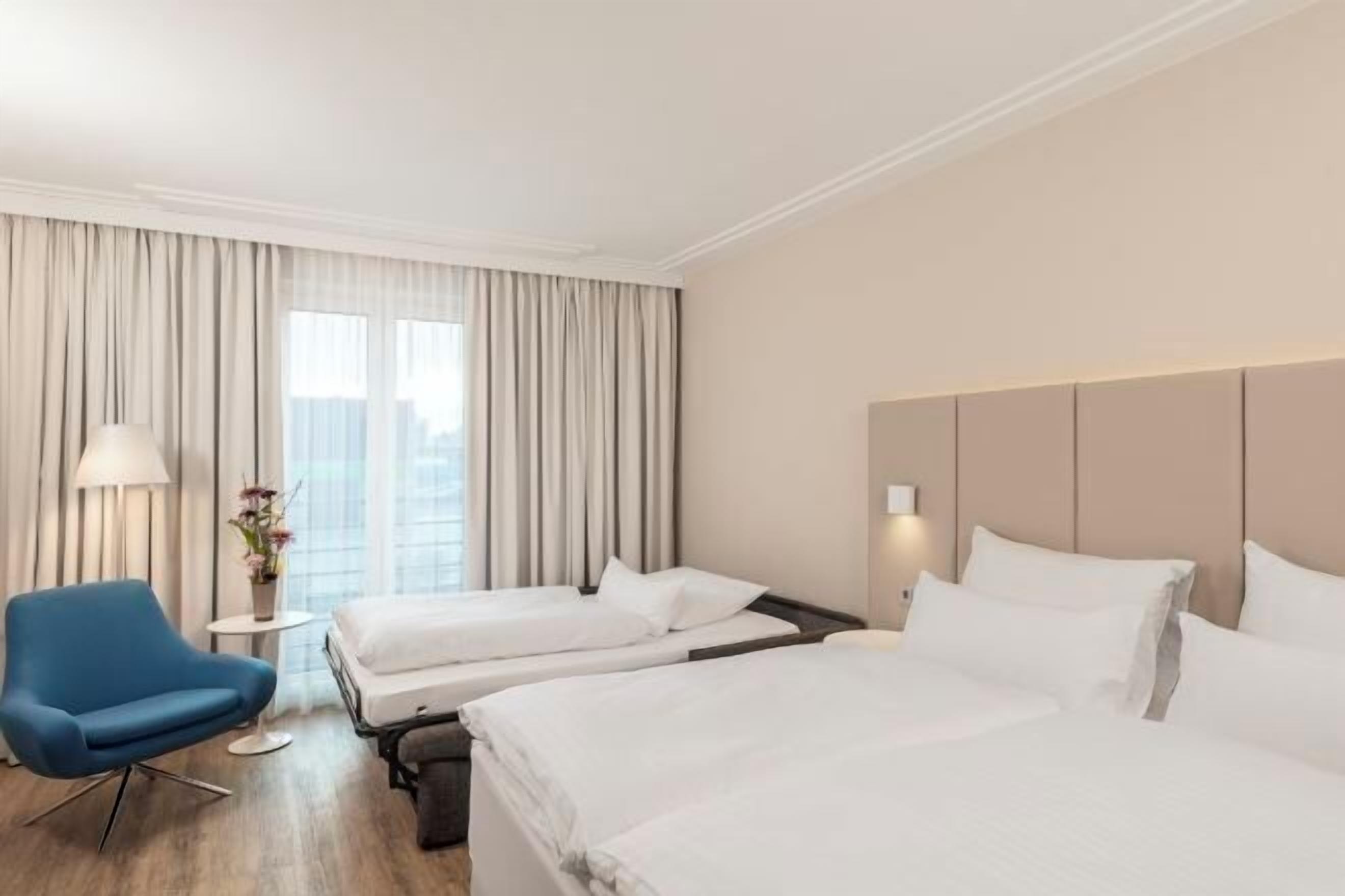 Hypo-allergenic bedding, minibar, in-room safe, desk