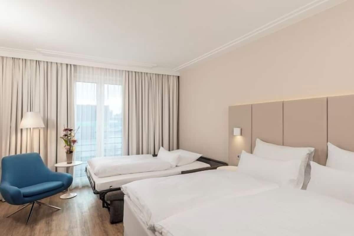 Ropa de cama hipoalergénica, minibar, caja fuerte y escritorio