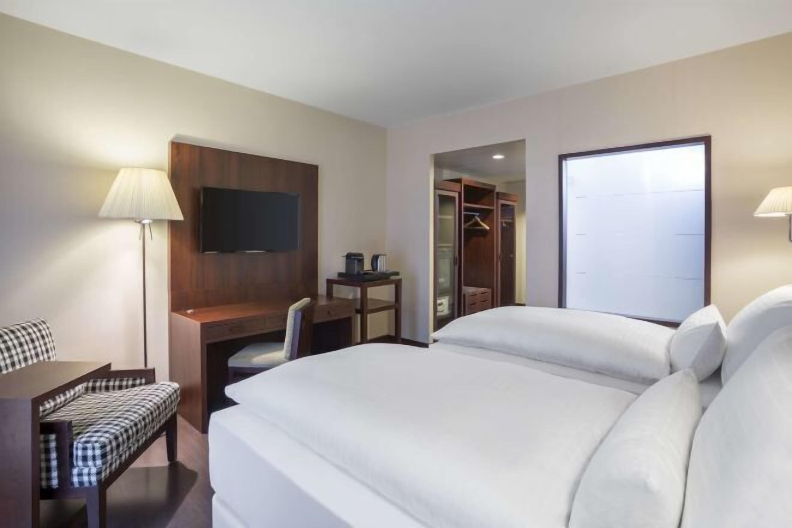 Hypo-allergenic bedding, minibar, in-room safe, desk