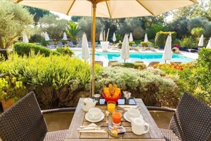 Daily buffet breakfast for a fee