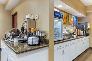Uma área de café da manhã em hotel, com uma máquina de café, um refrigerador e um balcão de buffet.