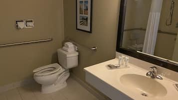 Un baño con inodoro, lavamanos y un cuadro en la pared.