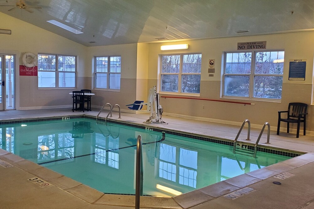 Country Inn & Suites by Radisson, Dundee, MI