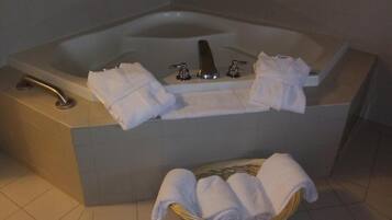 Suite, 1 kingsize bed, niet-roken, bubbelbad | Kameruitzicht