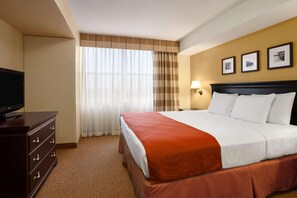 Suite, 1 cama de matrimonio grande, no fumadores, bañera de hidromasaje | 1 dormitorio, ropa de cama hipoalergénica, edredones de plumas