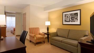 Hypoallergeen beddengoed, donsdekens, een bureau, een laptopwerkplek