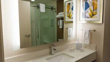 Perlengkapan mandi gratis, pengering rambut, dan handuk