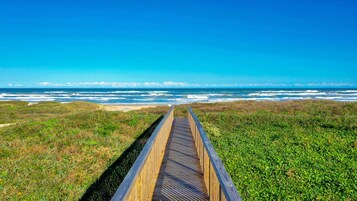 A strandtól nem messze