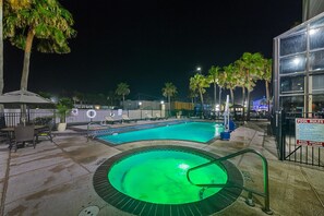 Una piscina al aire libre de temporada, una piscina climatizada