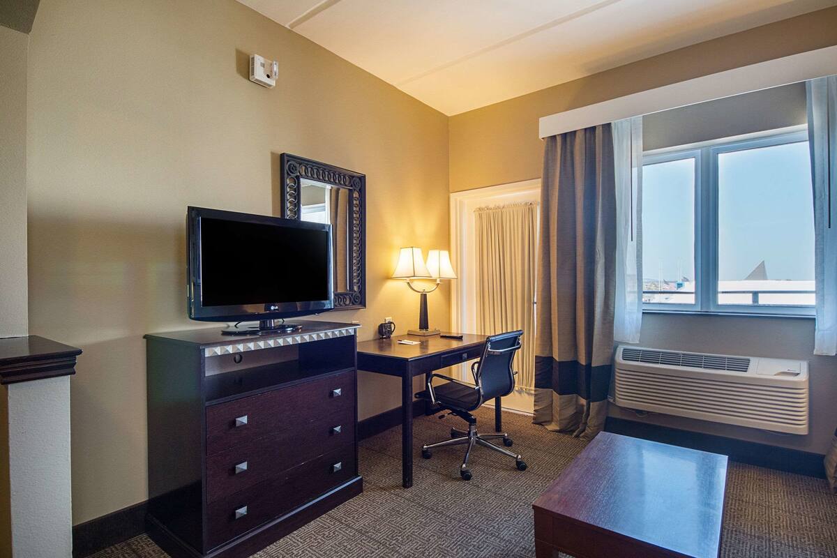 Suite, Balcony | Desk, iron/ironing board, free WiFi, bed sheets