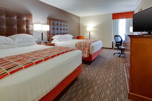 Escritorio, espacio para trabajar con laptop y cortinas blackout