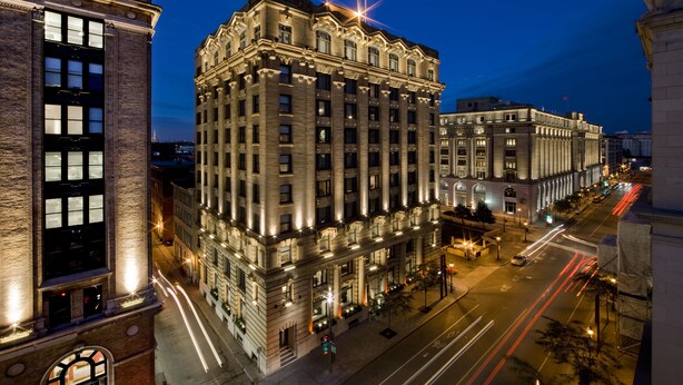 Un edificio de varios pisos con estilo arquitectónico clásico, que destaca por sus amplios ventanales y una entrada prominente en la esquina.