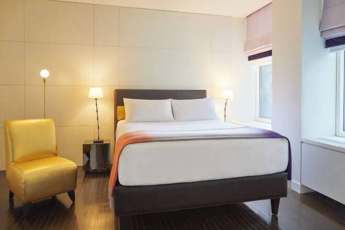 1 quarto, frigobar, cofres nos quartos, escrivaninha