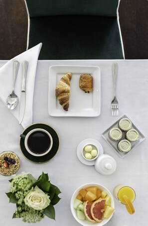 Daily buffet breakfast (CAD 35 per person)