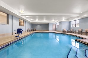 Una piscina cubierta (de 07:00 a 22:00), tumbonas