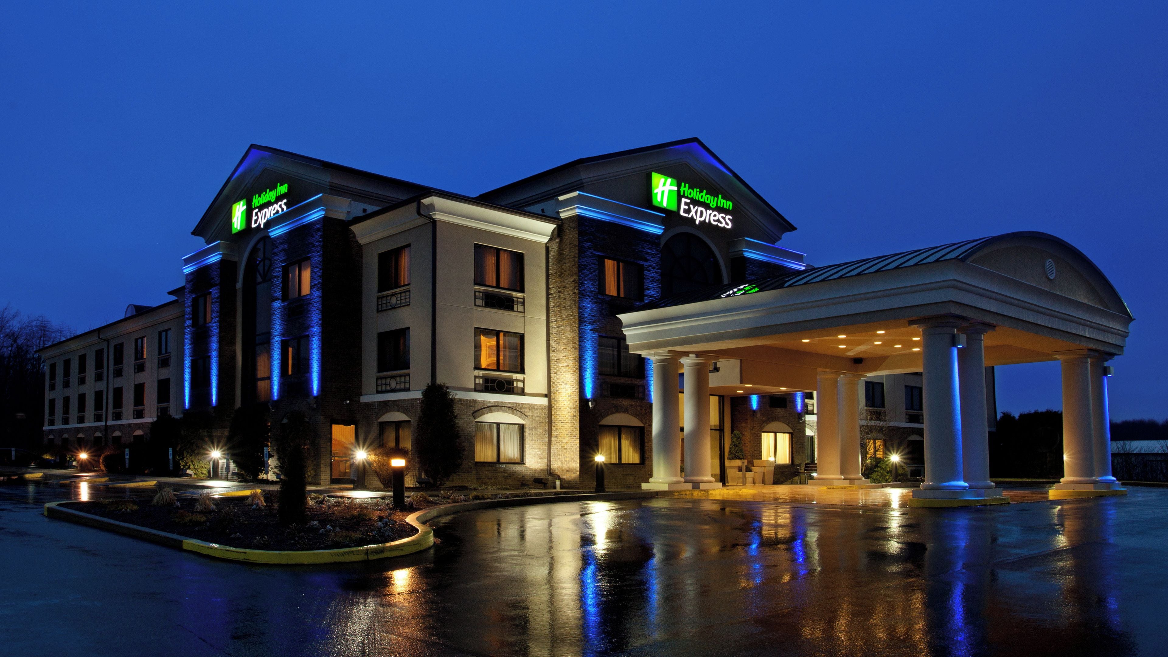 Un hôtel Holiday Inn Express doté d’une entrée abritée et d’une façade bien éclairée.