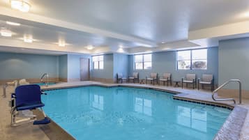 Piscina coperta, con ingresso dalle 07:00 alle 22:00, lettini