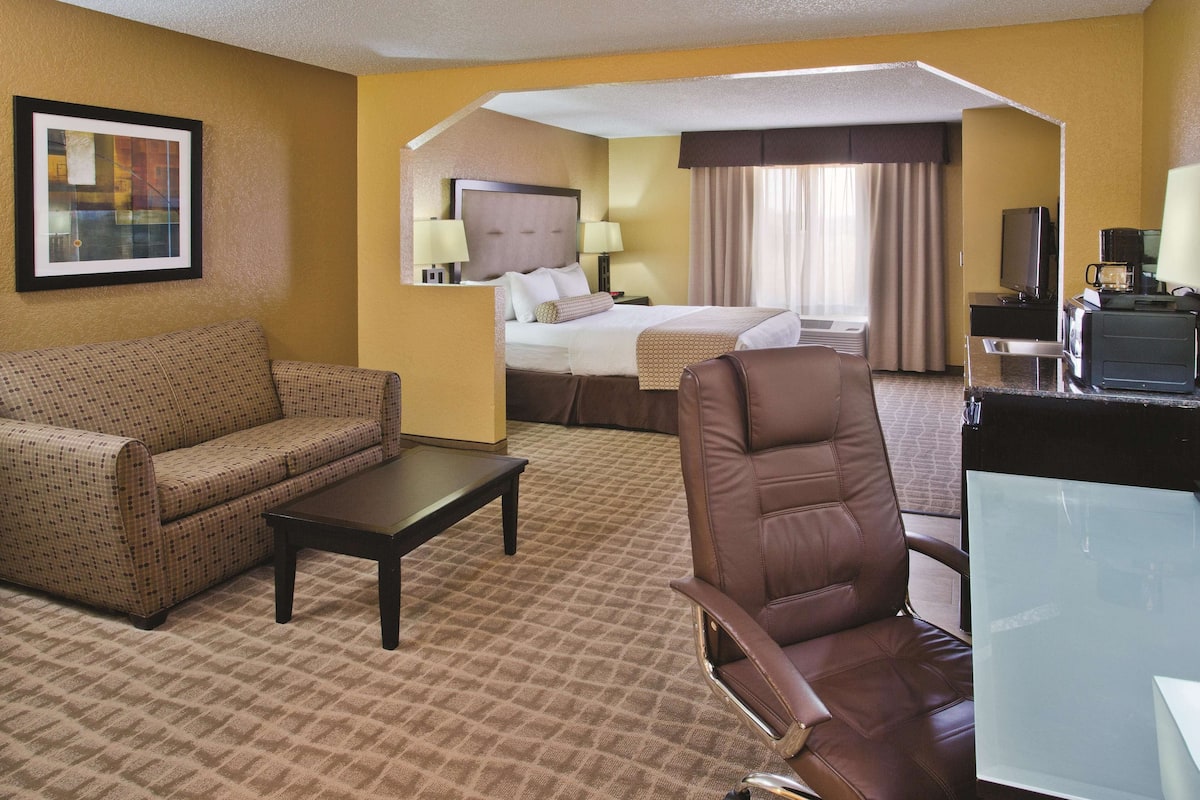 ห้องดีลักซ์, เตียงคิงไซส์ 1 เตียง, ปลอดบุหรี่ (Deluxe Executive Room) | เครื่องนอนระดับพรีเมียม, โต๊ะทำงาน, เตารีด/โต๊ะรีดผ้า