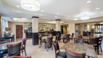 Café da manhã completo grátis todos os dias