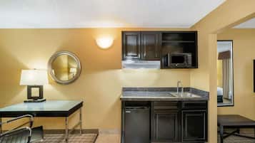 Phòng Suite, 1 giường cỡ king, không hút thuốc, bồn tắm thủy lực | Bộ đồ giường cao cấp, bàn, bàn ủi/dụng cụ ủi quần áo