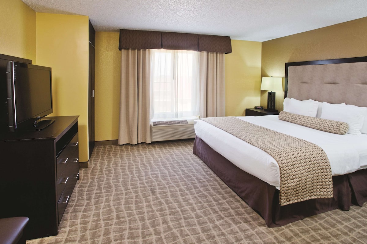 Suite, 1 King Bed, Non Smoking | Premium bedding, desk, iron/ironing board, free cribs/infant beds
