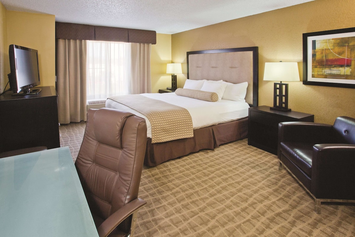 Room, 1 King Bed, Accessible, Non Smoking (Mobility/Hearing, Roll-In Shower) | Premium bedding, desk, iron/ironing board, free cribs/infant beds