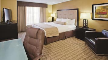 Literie de qualité supérieure, bureau, fer et planche à repasser