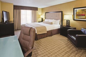 Room, 1 King Bed, Accessible, Non Smoking (Mobility/Hearing, Roll-In Shower) | Premium bedding, desk, iron/ironing board, free cribs/infant beds - La Quinta Inn & Suites by Wyndham Hot Springs (Hot Springs)