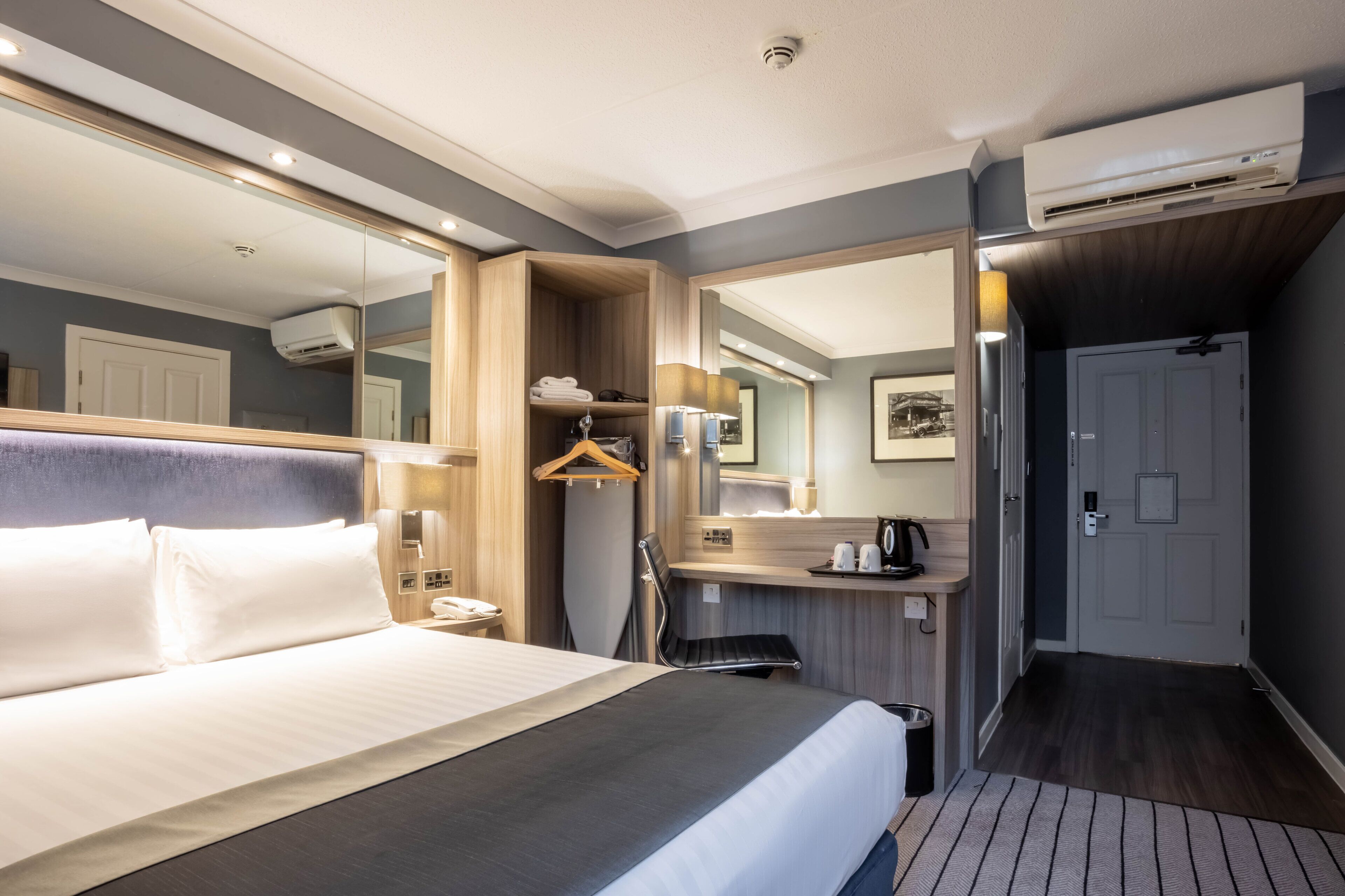 standard room, 1 double bed, accessible | 1 bedroom, individually decorated, individually furnished, desk