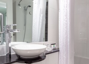 Combined shower/bathtub, eco-friendly toiletries, hair dryer, towels - Holiday Inn Glasgow City Centre Theatreland by IHG (Glasgow)