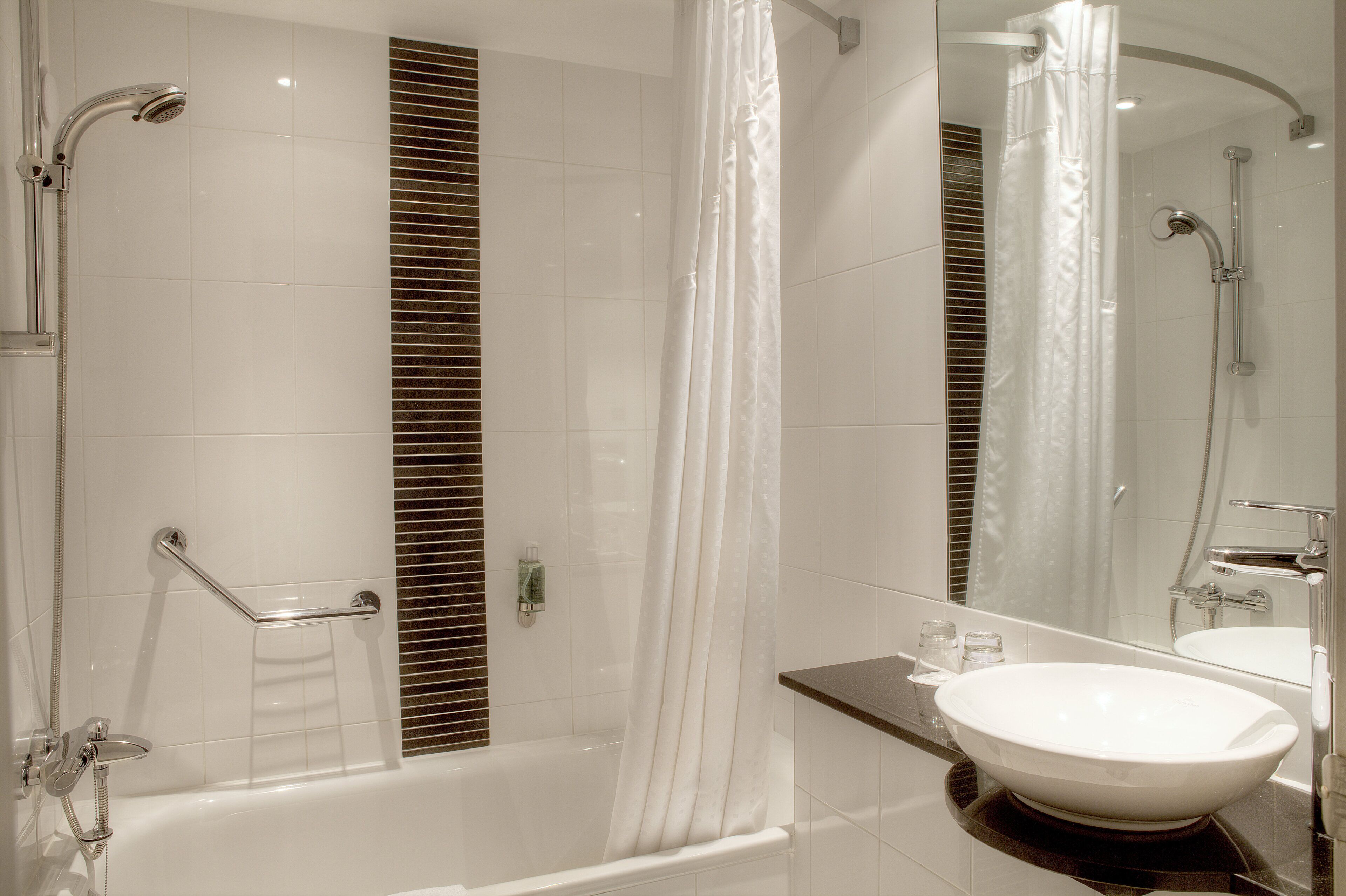 combined shower/bathtub, free toiletries, hair dryer, towels