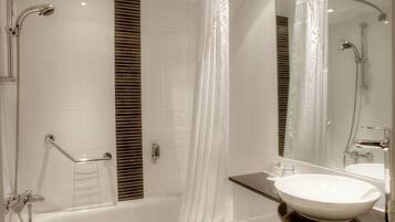 Combined shower/bathtub, eco-friendly toiletries, hair dryer, towels
