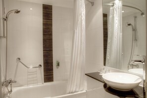 Une salle de bain moderne avec une baignoire, une douche et un lavabo.