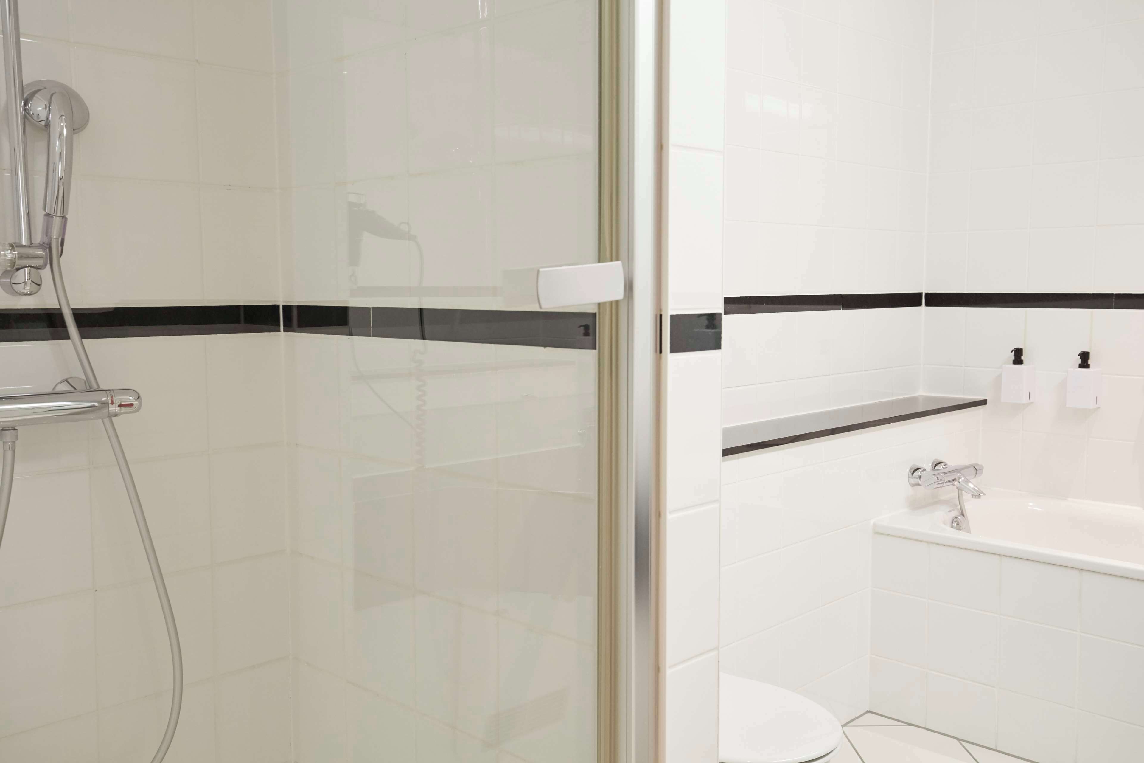 Combined shower/tub, deep soaking tub, eco-friendly toiletries