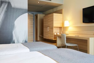 Camera Standard con 2 letti singoli (Standard Plus) | Cassaforte in camera, una scrivania, postazione laptop, tende oscuranti