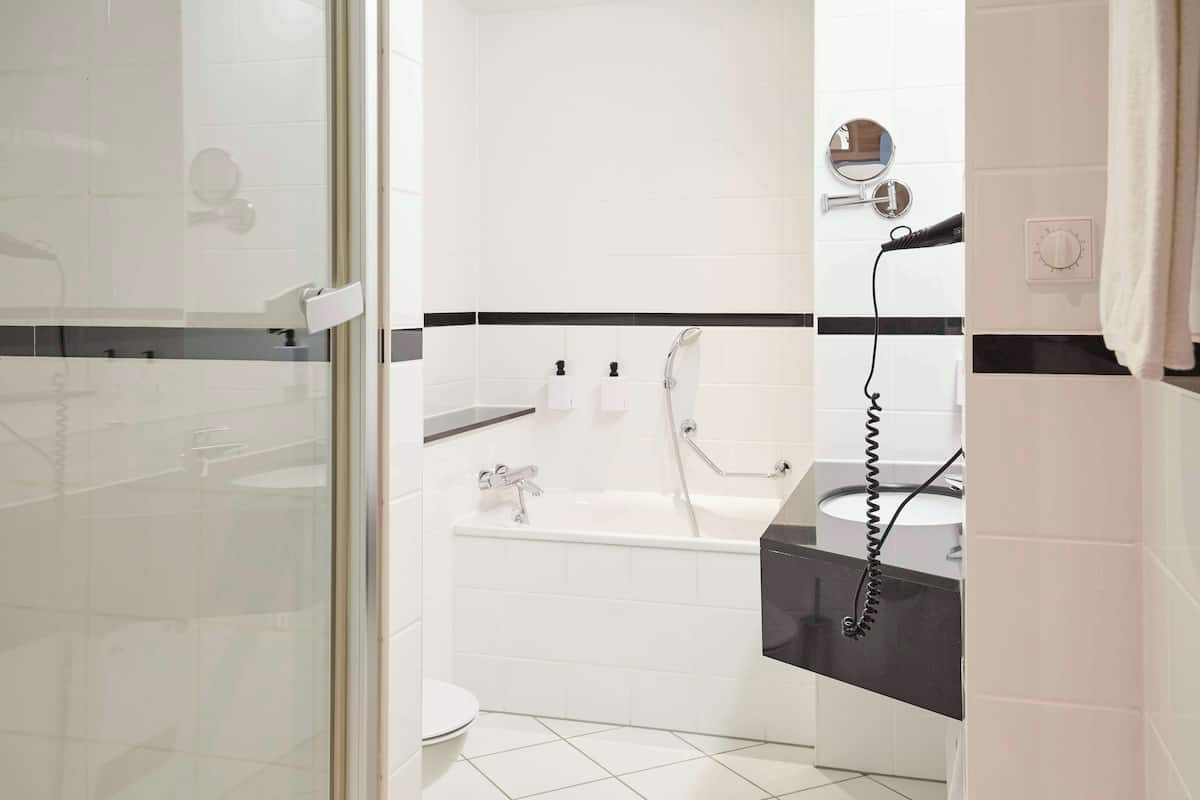 combined shower/bathtub, deep-soaking bathtub, eco-friendly toiletries