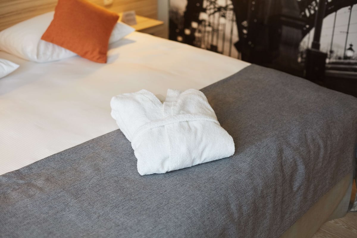Chambre supérieure, 1 grand lit | Coffre-fort pour ordinateur portable, bureau