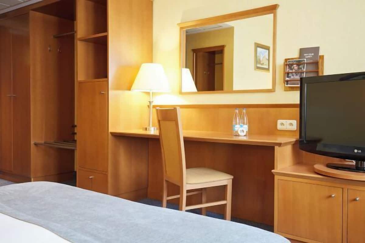 In-room safe, desk, laptop workspace, blackout drapes
