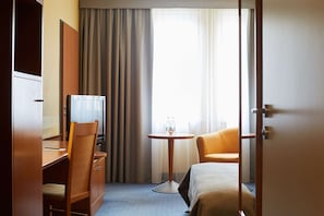 Room, 1 Queen Bed | View from room