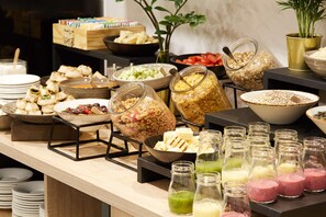 Buffet com diversos alimentos e bebidas.