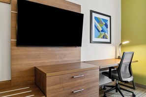 In-room safe, desk, blackout curtains, iron/ironing board - Holiday Inn Express & Suites Marion by IHG (Marion)