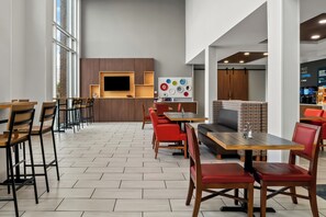 Free daily buffet breakfast - Holiday Inn Express & Suites Marion by IHG (Marion)