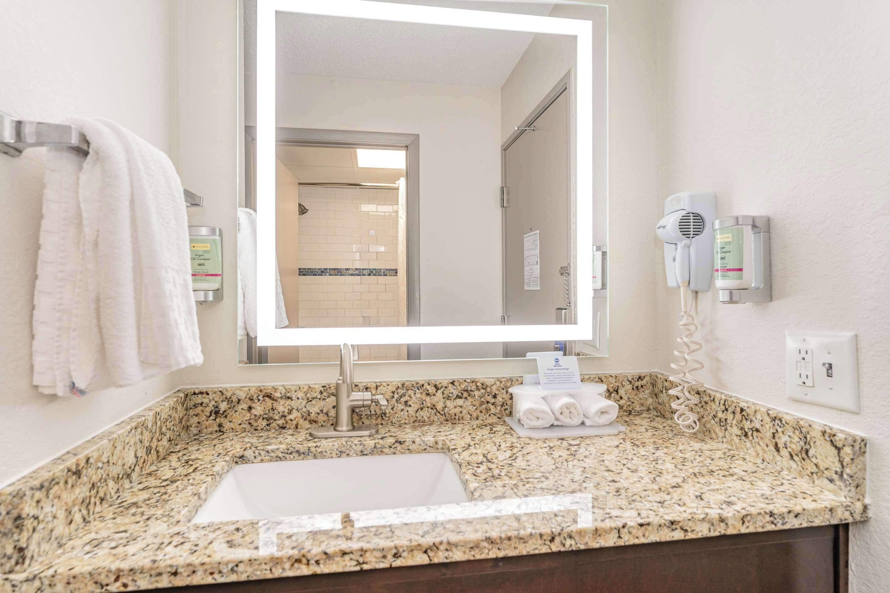 standard room, 1 king bed, non smoking | bathroom | free toiletries, hair dryer, towels, soap