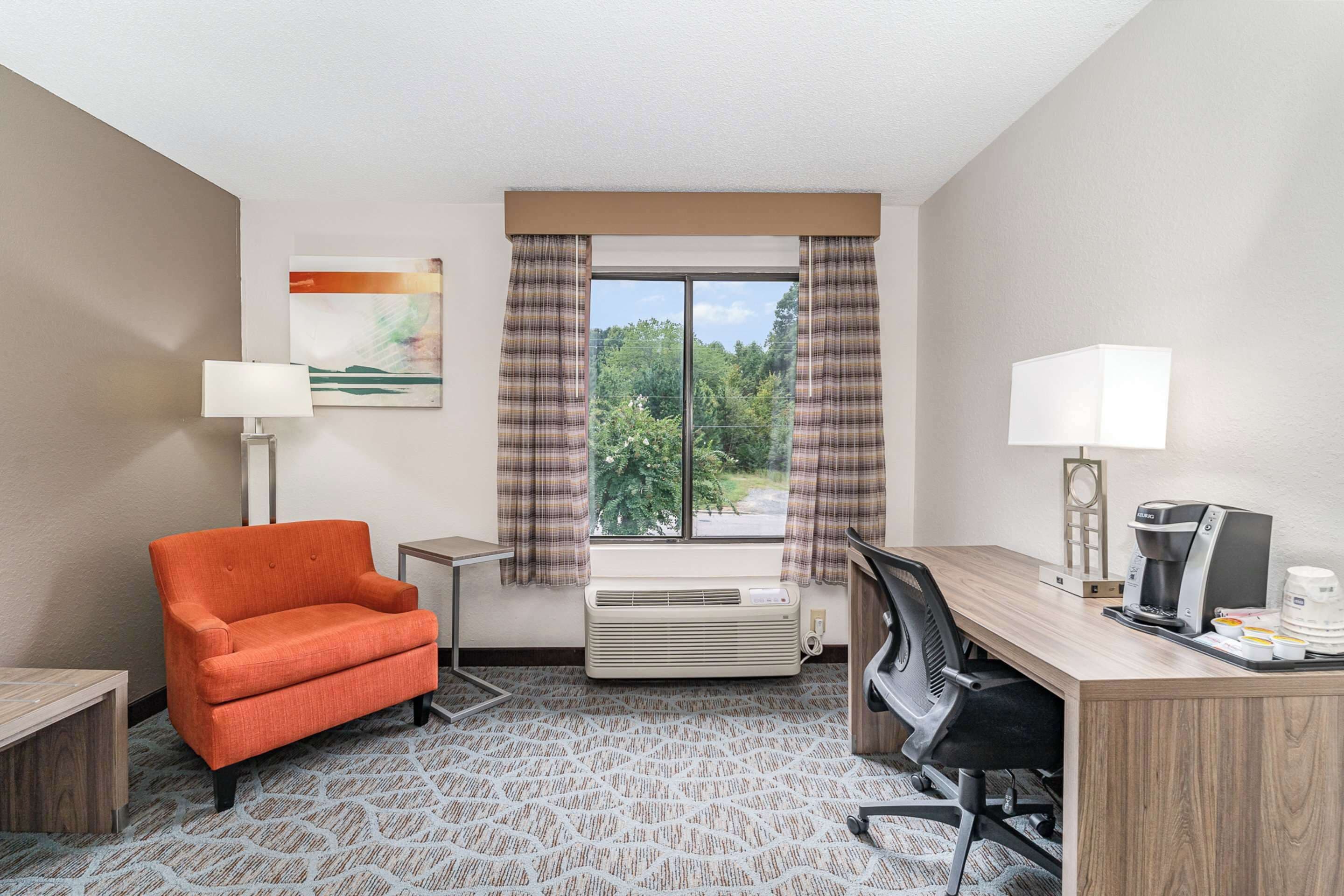 standard room, 1 king bed, non smoking | down duvets, pillow-top beds, desk, laptop workspace