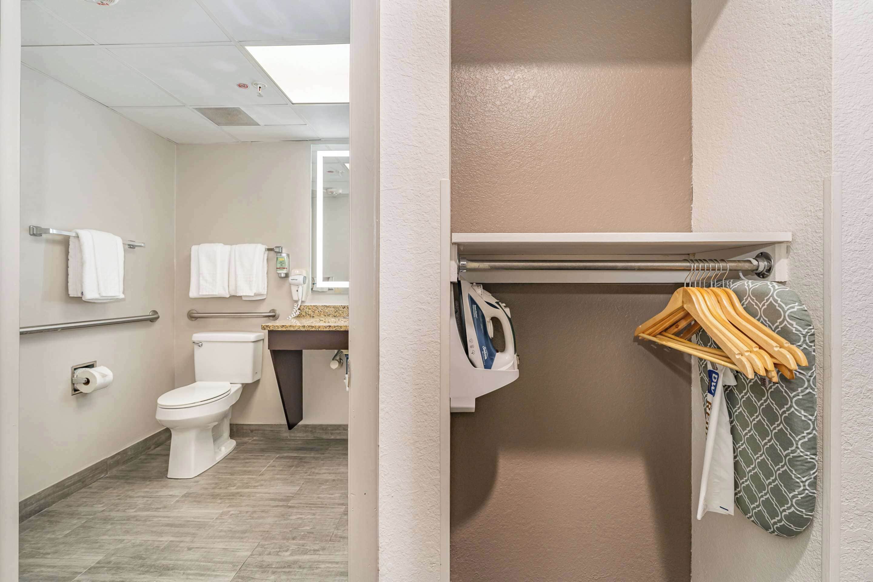 standard room, 1 king bed, accessible, non smoking | bathroom | free toiletries, hair dryer, towels, soap