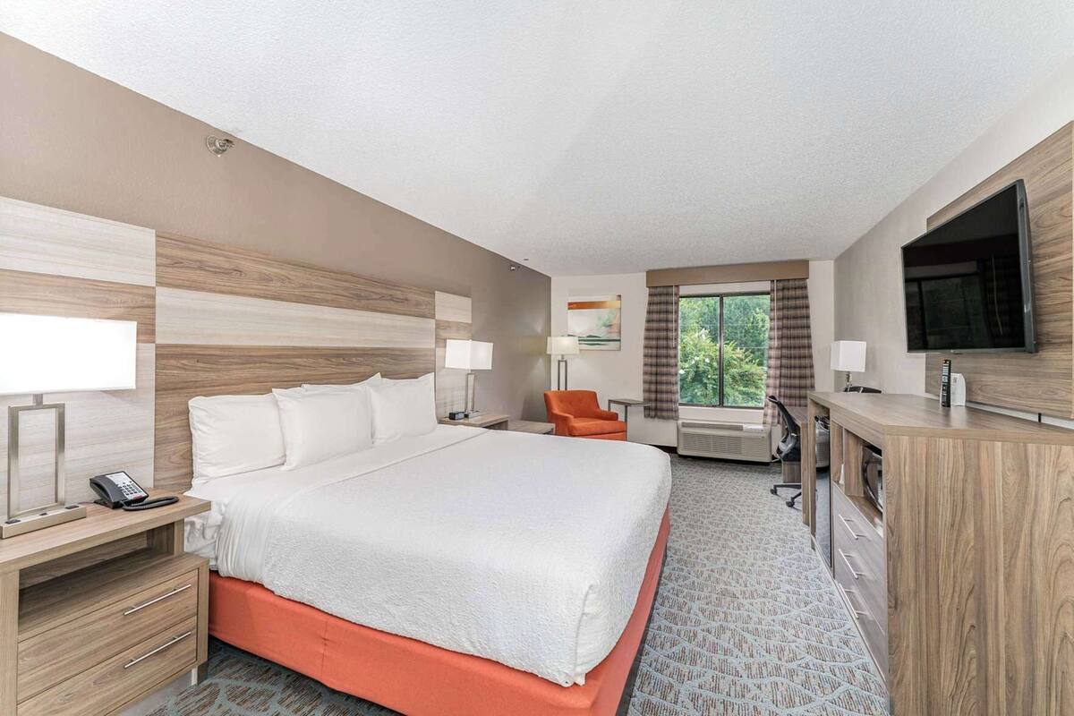 Down comforters, pillowtop beds, desk, laptop workspace