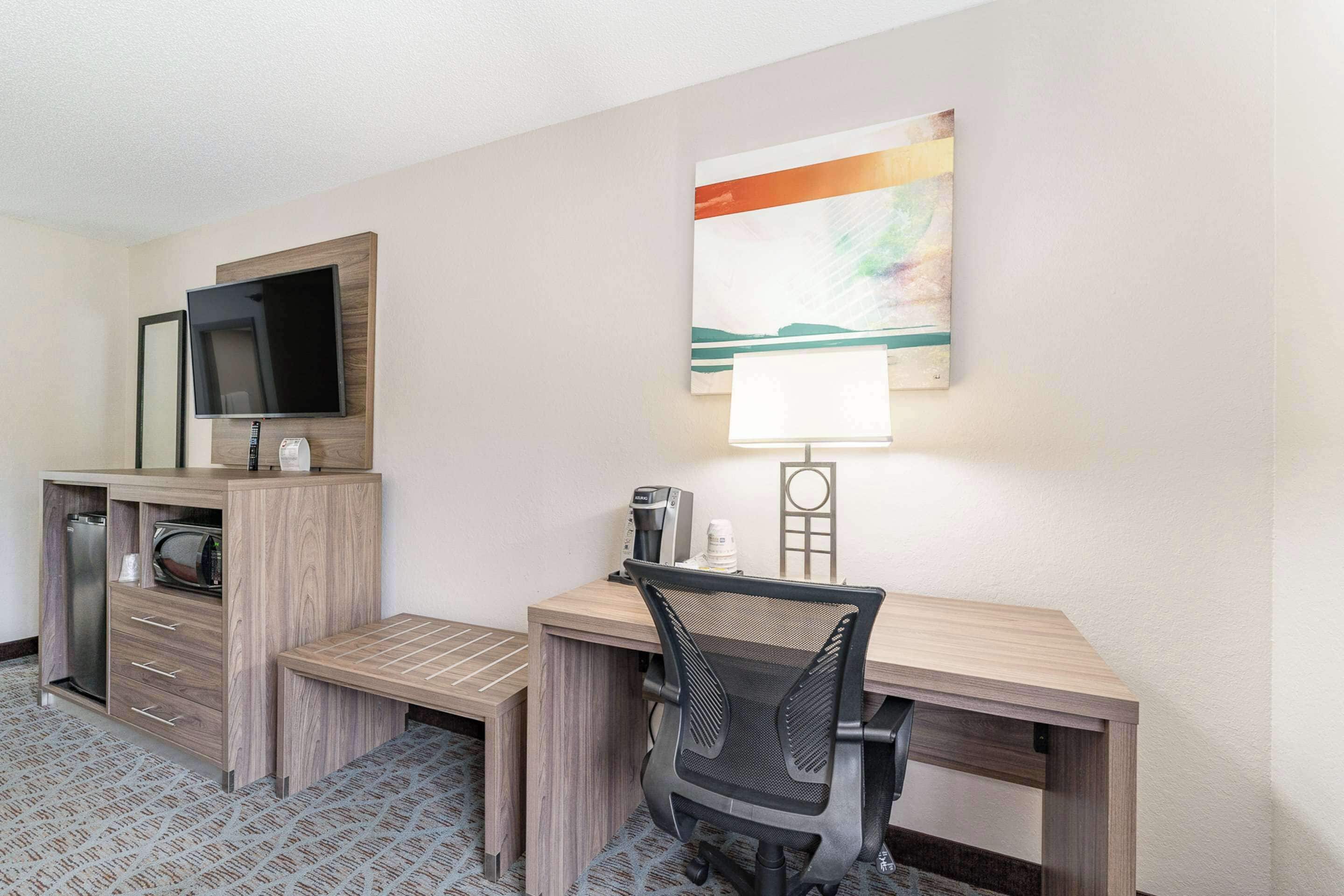 ألحفة محشوة بالريش وأسرّة بطبقة علوية مريحة ومكتب