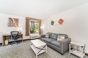 羽绒被、加厚床垫、办公桌、笔记本电脑工作区