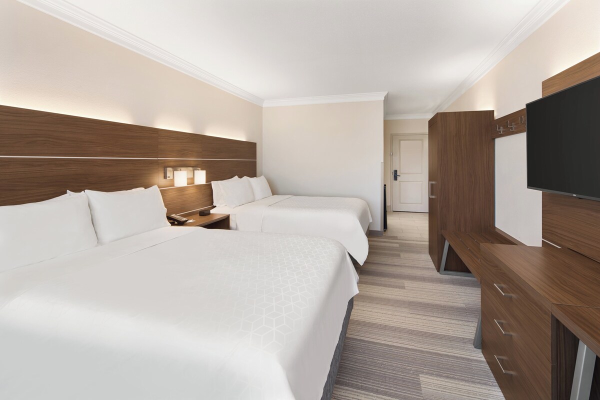 Standaard kamer, 2 queensize bedden | Een kluis op de kamer, een bureau, een laptopwerkplek