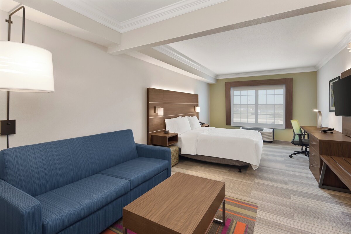 Suite, 1 queensize bed, toegankelijk voor mindervaliden (Mobility Tub) | Een kluis op de kamer, een bureau, een laptopwerkplek
